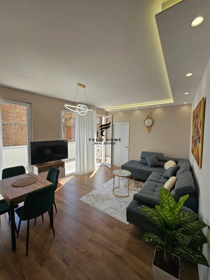 Tirane, appartamento in affitto, 2+1, Piano 3, 107 m², 1.000 € (VIA BARRICATE)