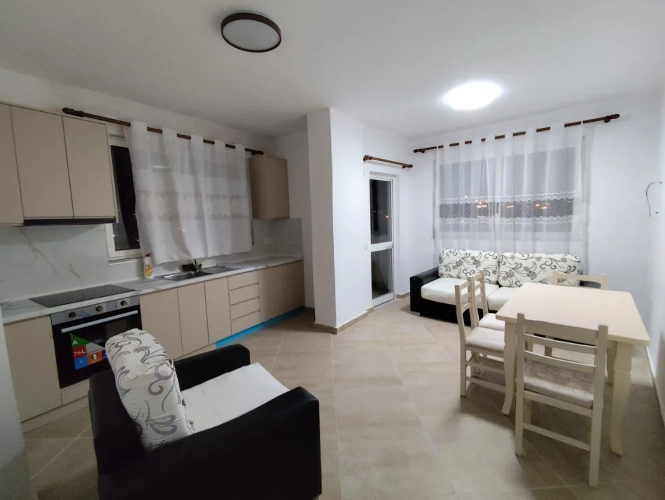 Tirane, affitto appartamento 2+1 Piano 4, 96 m² 450 € (Yzberisht)