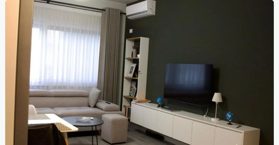 Tirane, affitto appartamento 1+1 con balcone, Piano 4, 60 m², 500 € (ASTIR)