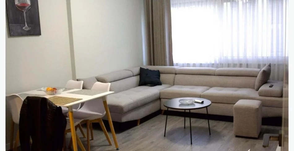 Tirane, affitto appartamento 1+1 con balcone, Piano 4, 60 m², 500 € (ASTIR)