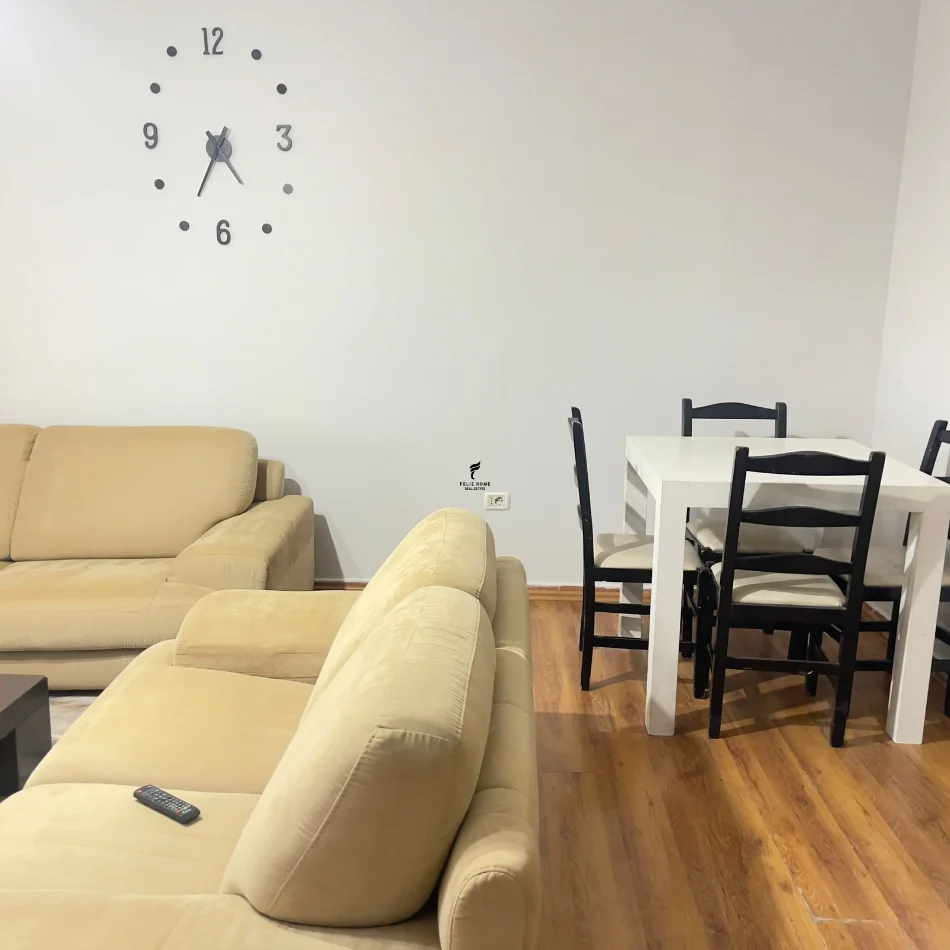 Tirane, affitto appartamento 1+1 Piano 4, 70 m² 500 € (XHAMLLIKU)