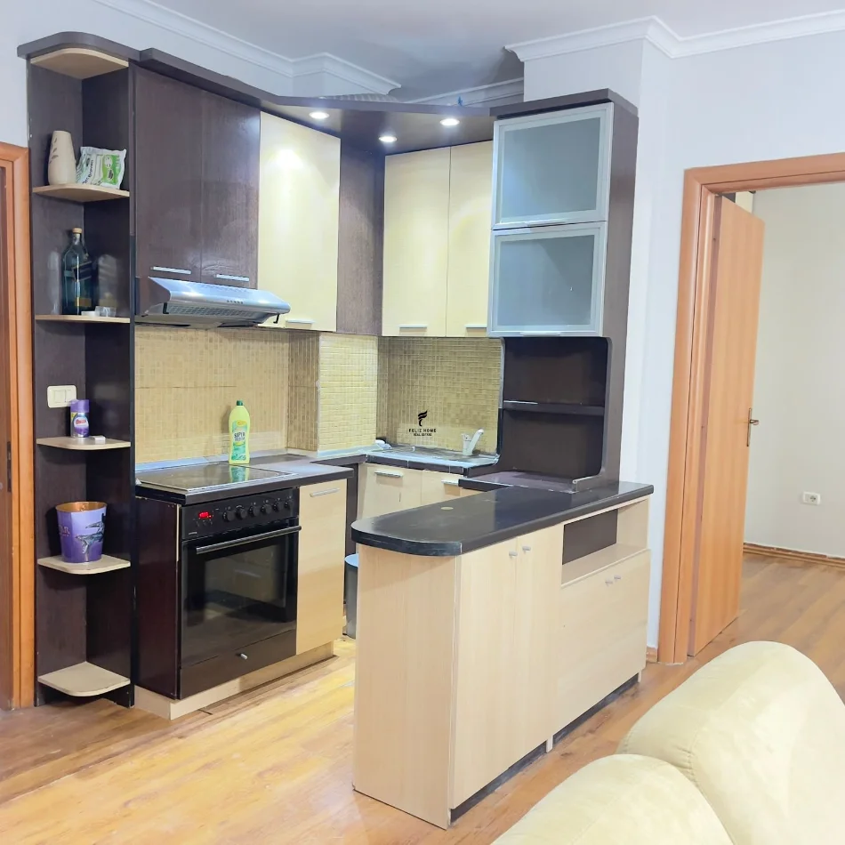 Tirane, affitto appartamento 1+1 Piano 4, 70 m² 500 € (XHAMLLIKU)