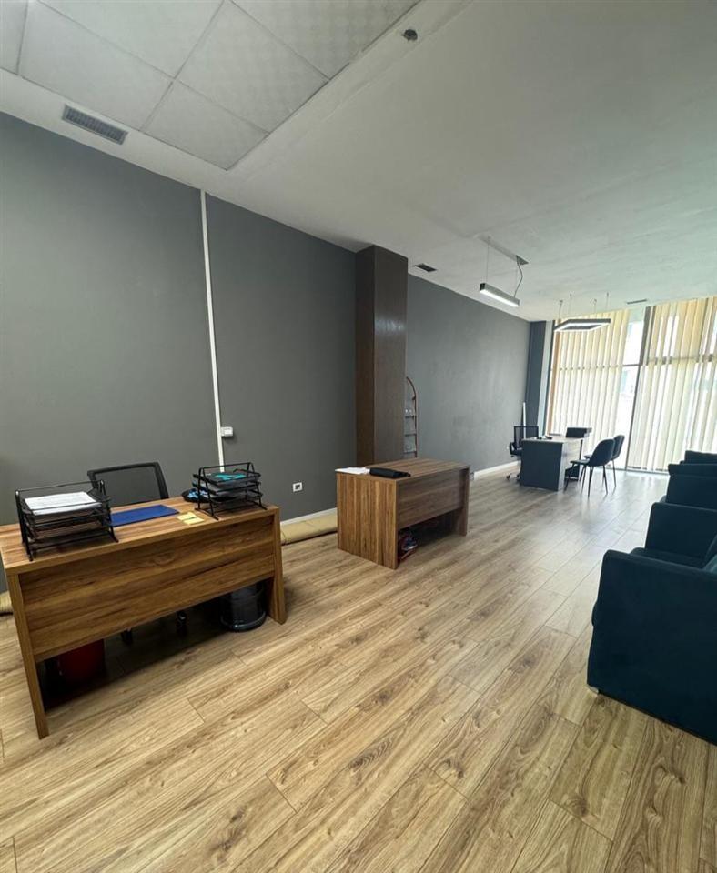 Commercial Space for Rent 60 m², Kavajes Street, 700 EUR