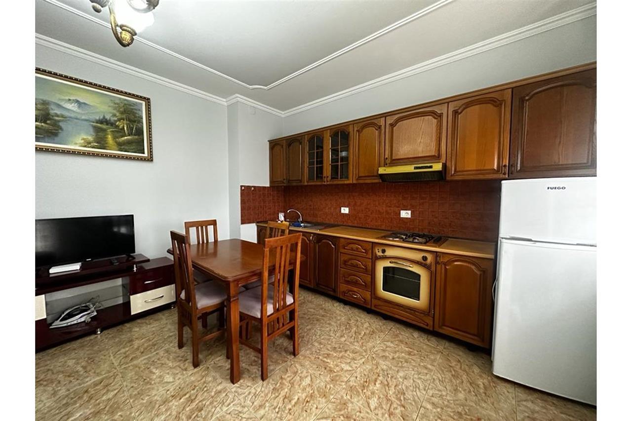 Jepet me qira super apartament 2+1 te Komuna e Parisit !