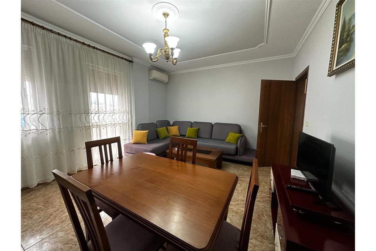 Jepet me qira super apartament 2+1 te Komuna e Parisit !