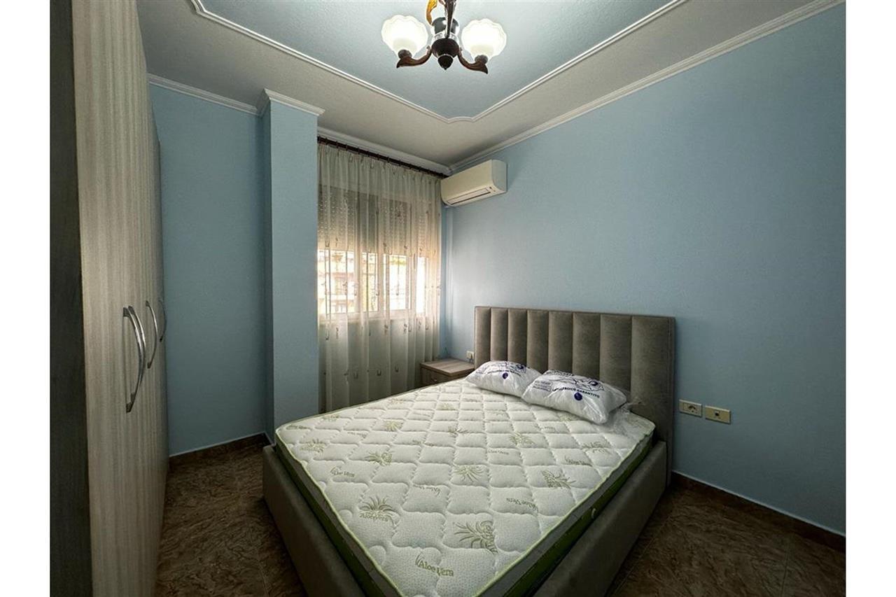 Jepet me qira super apartament 2+1 te Komuna e Parisit !
