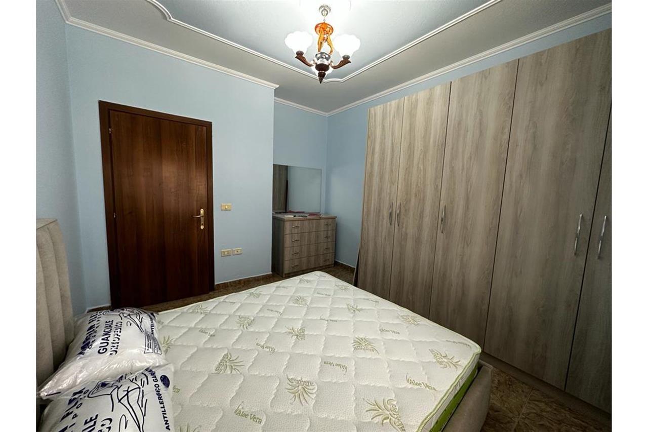 Jepet me qira super apartament 2+1 te Komuna e Parisit !