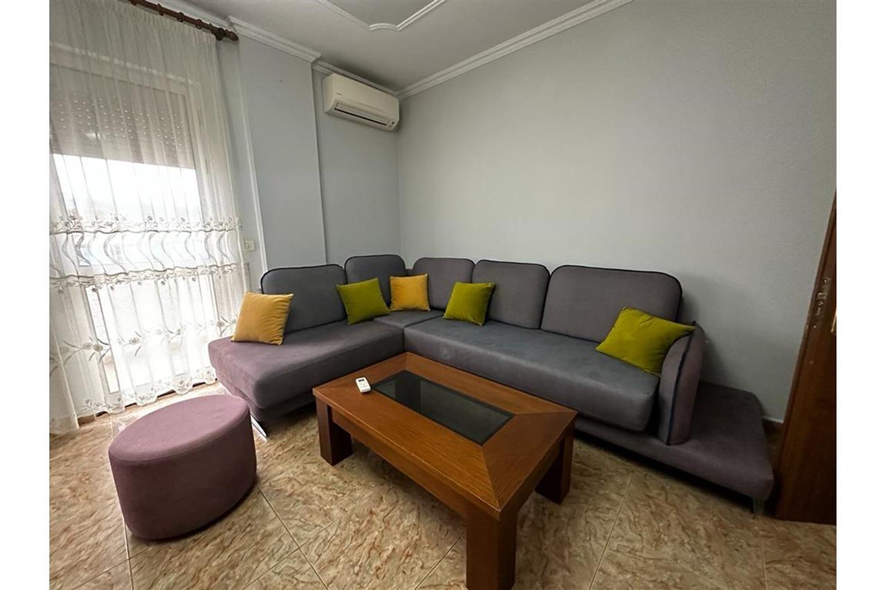 Jepet me qira super apartament 2+1 te Komuna e Parisit !