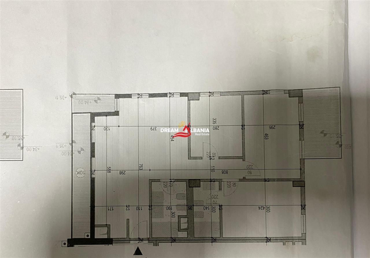 Appartamento 3+1+2+2 con balcone in Rr. Qemal Stafa, vicino