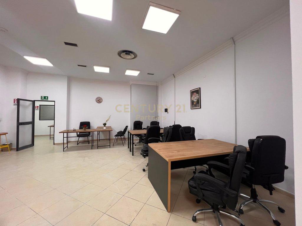 JEPET ME QIRA AMBIENT BIZNESI TEK RRUGA E KAVAJËS, PËRBALLË