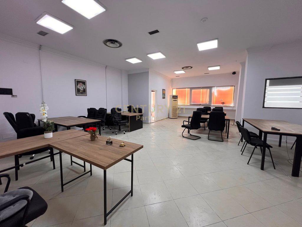 JEPET ME QIRA AMBIENT BIZNESI TEK RRUGA E KAVAJËS, PËRBALLË