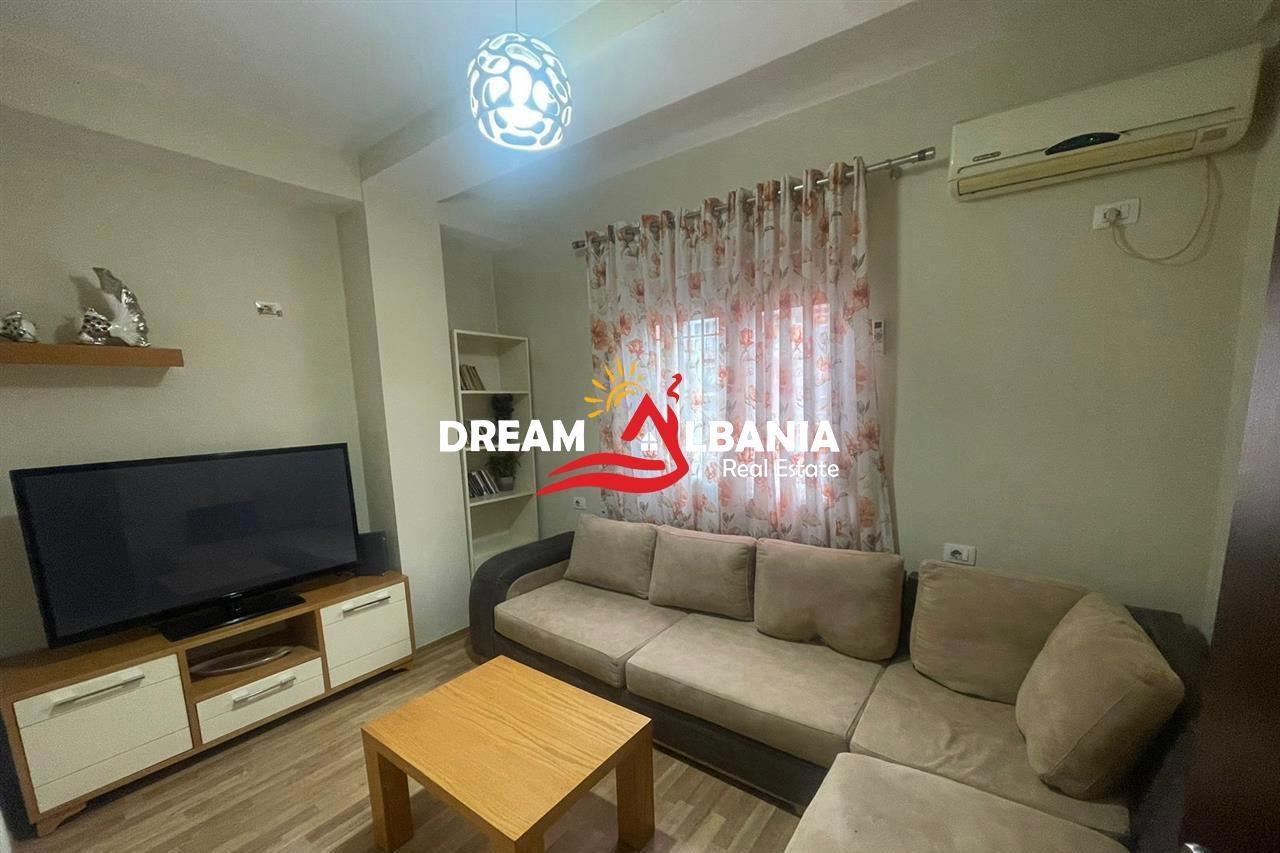 Vile con cortile in Rrugen Jordan Misja (ID 4251370)