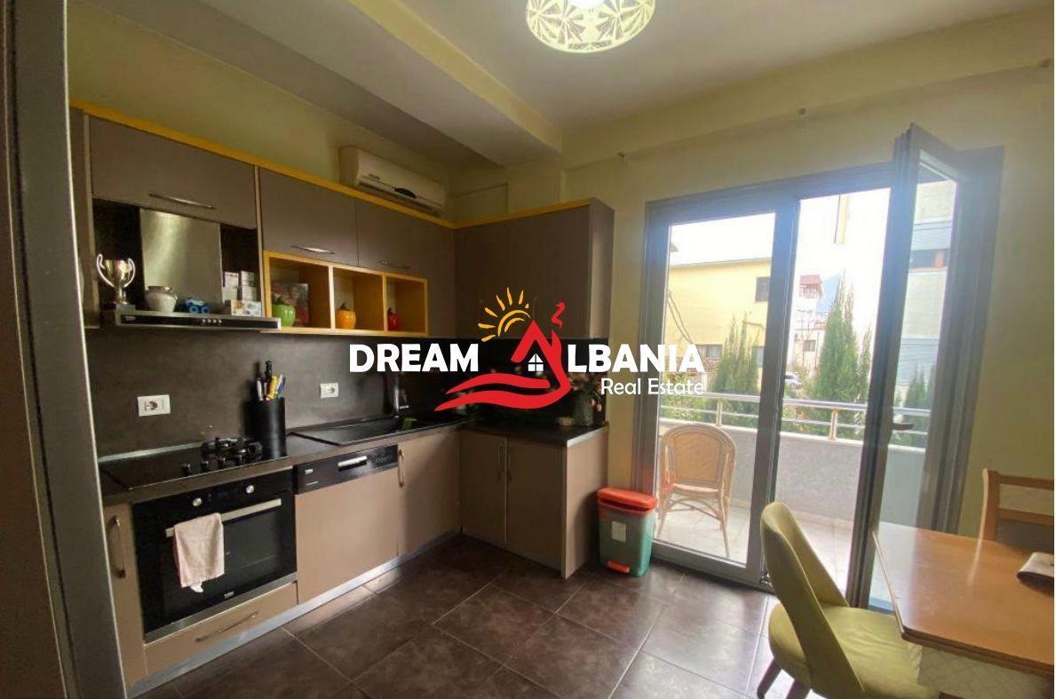 Vile con cortile in Rrugen Jordan Misja (ID 4251370)