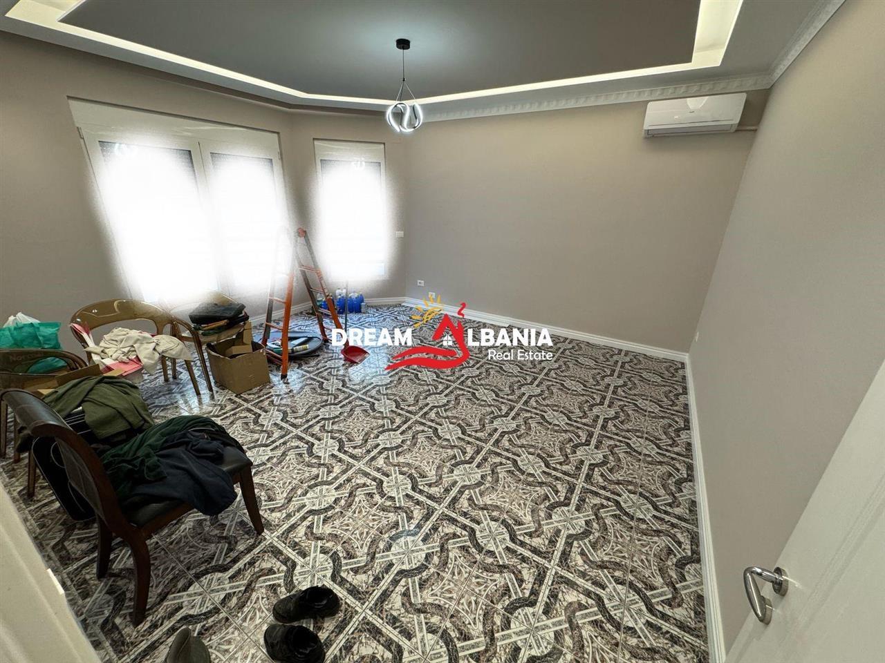 Villa in vendita in via Elbasanit, zona Vilave Gjer