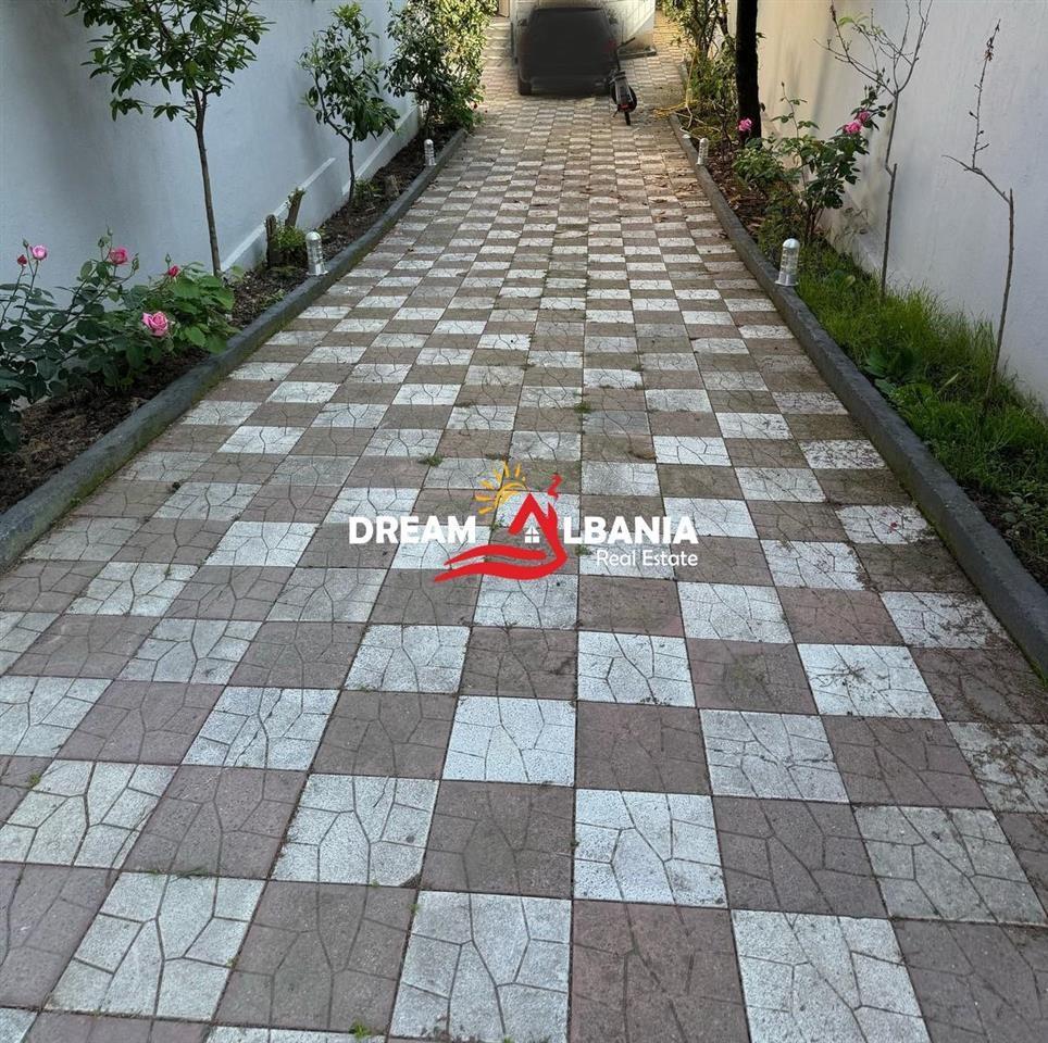 Villa in vendita in via Elbasanit, zona Vilave Gjer
