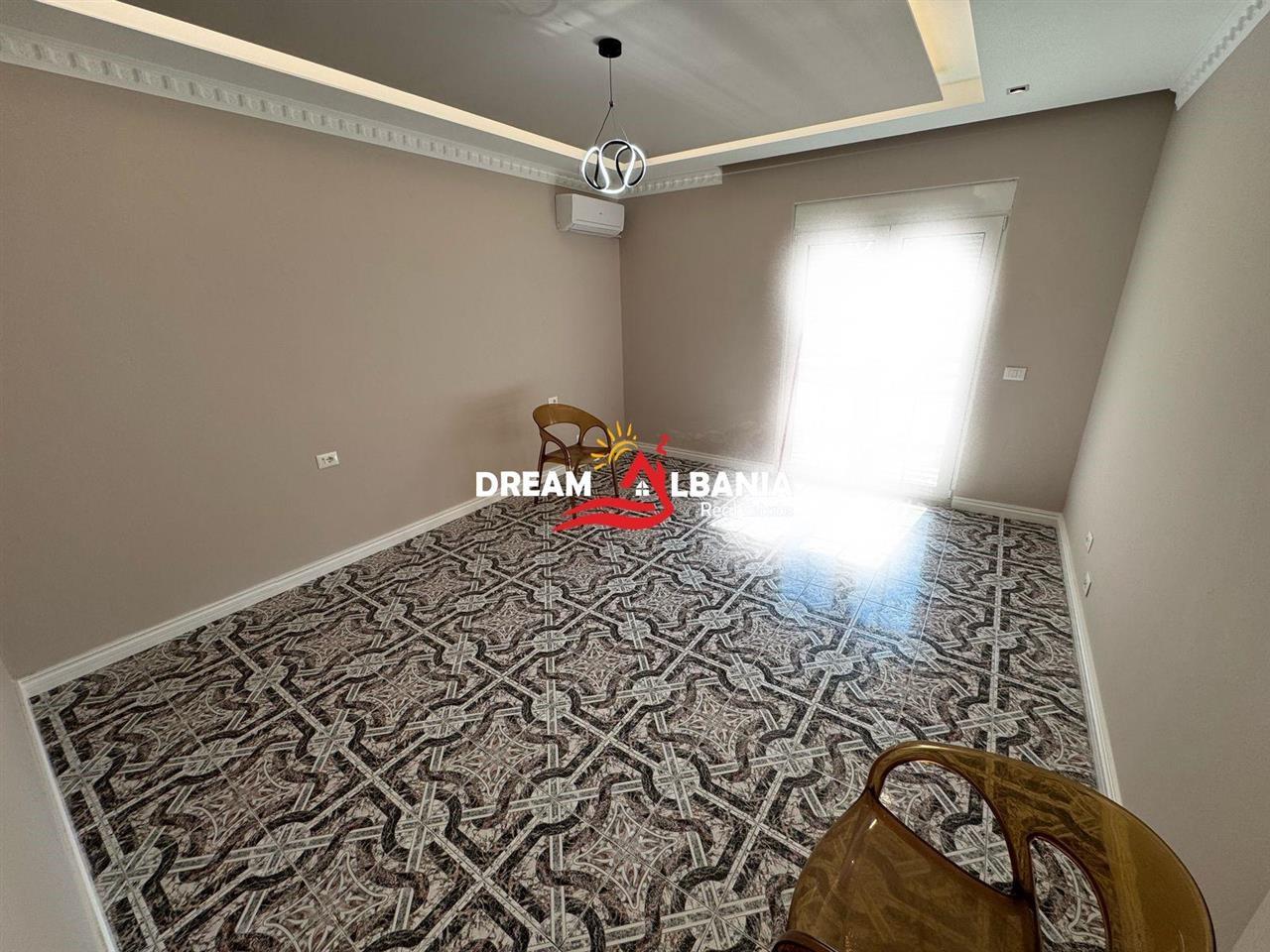 Villa in vendita in via Elbasanit, zona Vilave Gjer