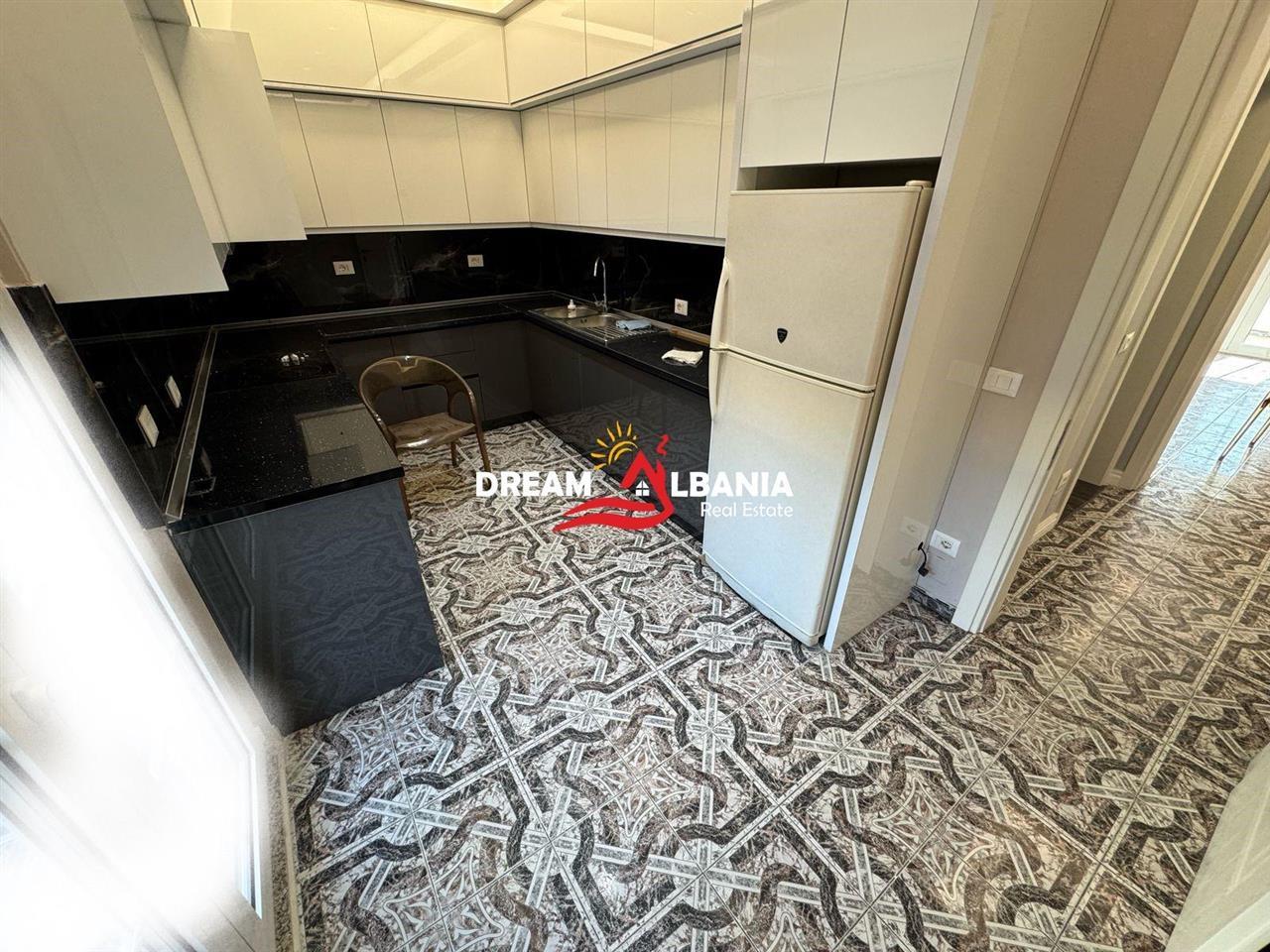 Villa in vendita in via Elbasanit, zona Vilave Gjer