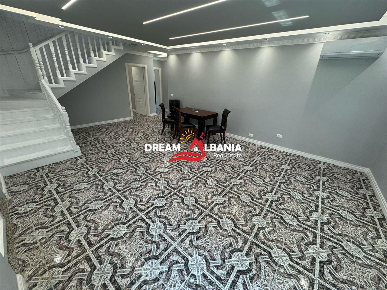 Villa in vendita in via Elbasanit, zona Vilave Gjer