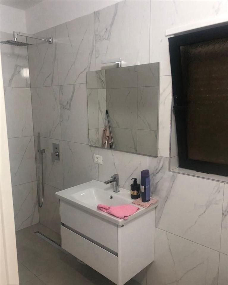 ZYRE ME QERA 116 M2 QENDER 750 EURO