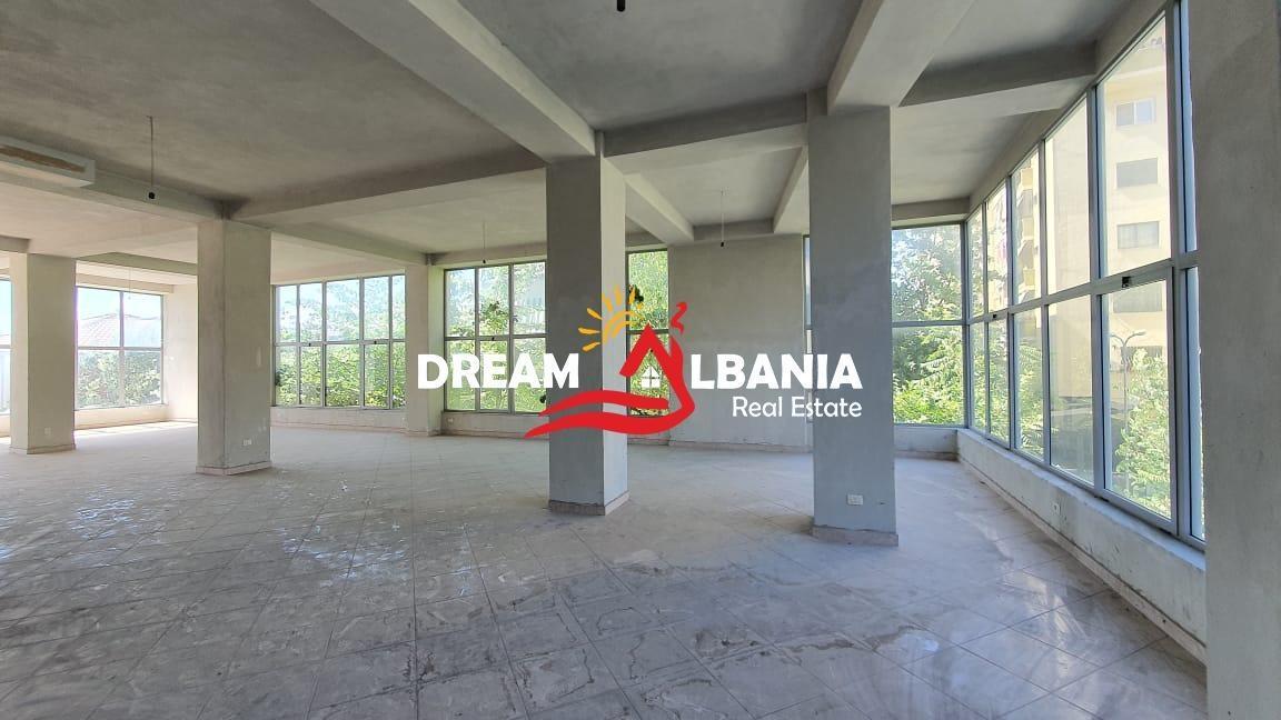Ambiente Commerciale in Vendita vicino alla Scuola di Bashkuar