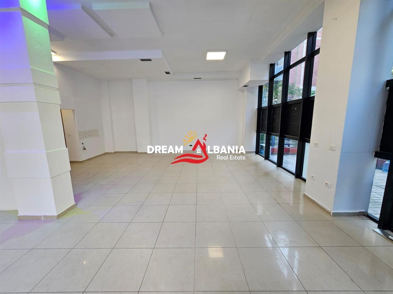 Ambiente per ufficio con piano terra nella zona di Brrylit (ID 42611196)