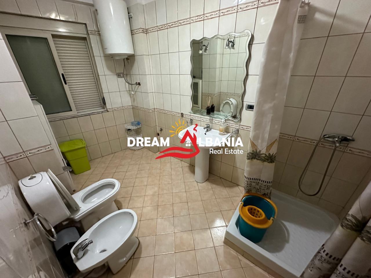 Ambiente ufficio (App 3+1) con terrazza a Rruga e Durrësit, vicino Mu