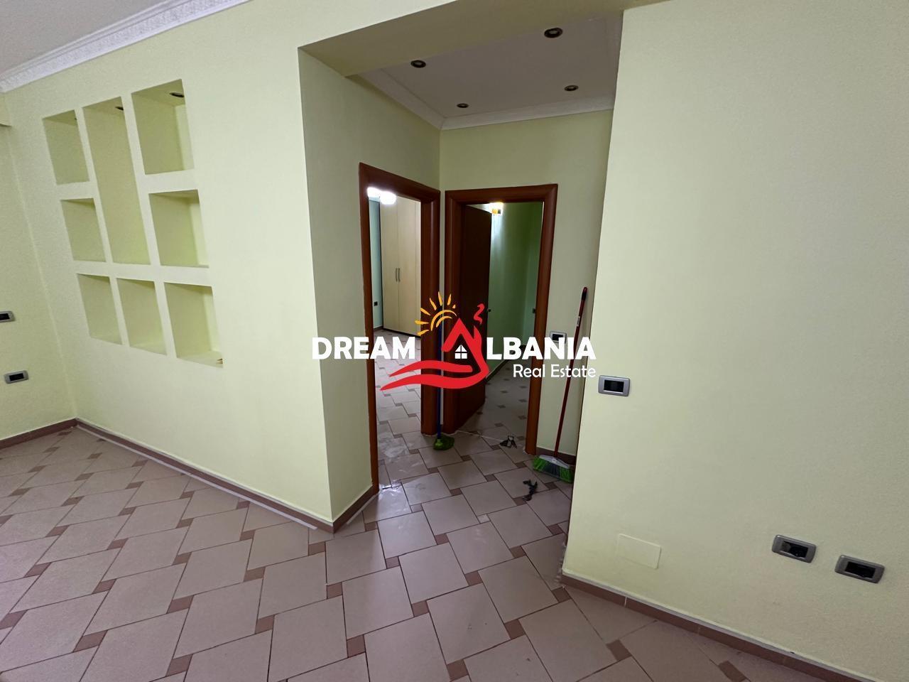 Ambiente ufficio (App 3+1) con terrazza a Rruga e Durrësit, vicino Mu