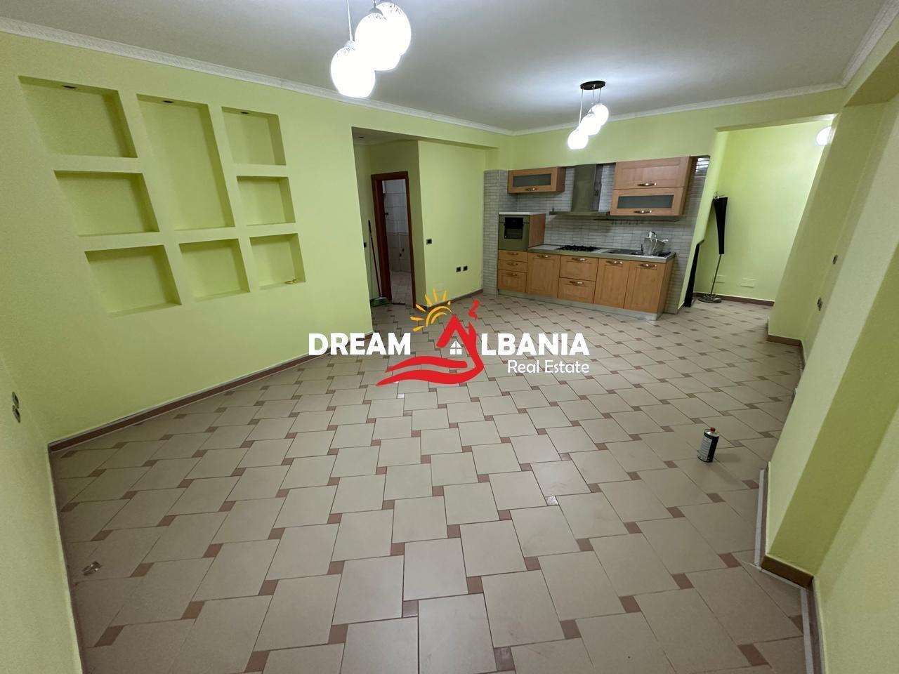 Ambiente ufficio (App 3+1) con terrazza a Rruga e Durrësit, vicino Mu