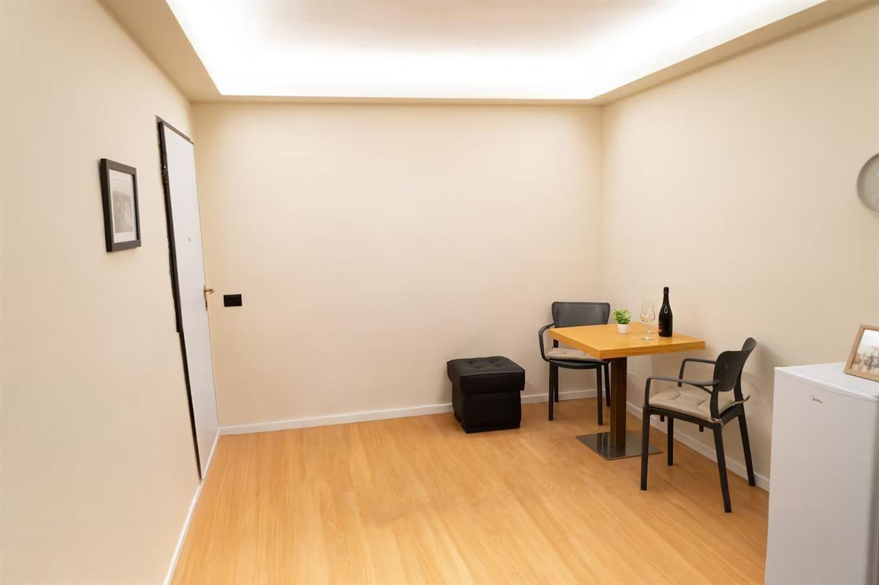 ZYRE ME QERA 25 M2 PAZARI I RI 480 EURO
