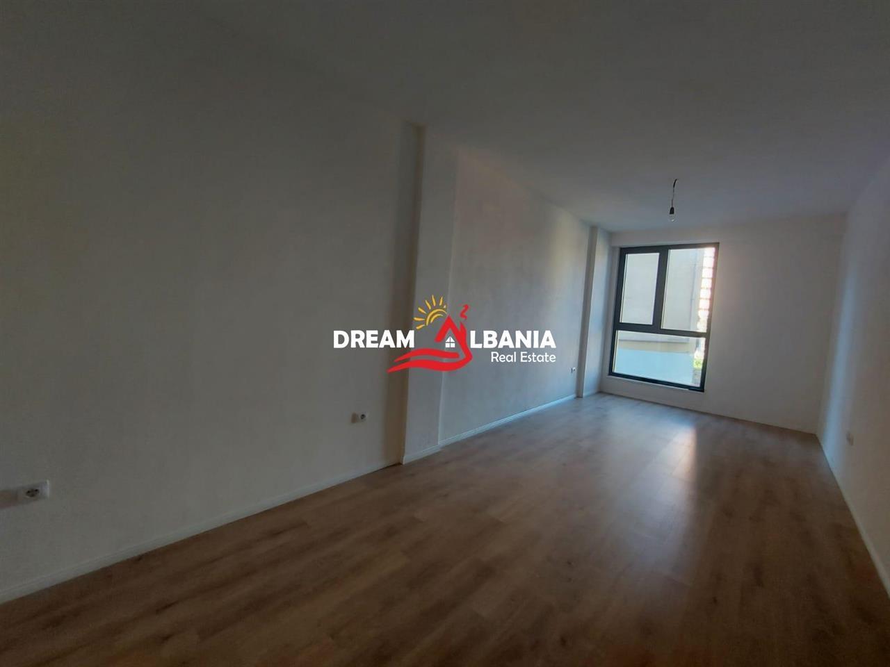 Office with Balcony in Ish-Fushes near Aviacionit Area (4211967)