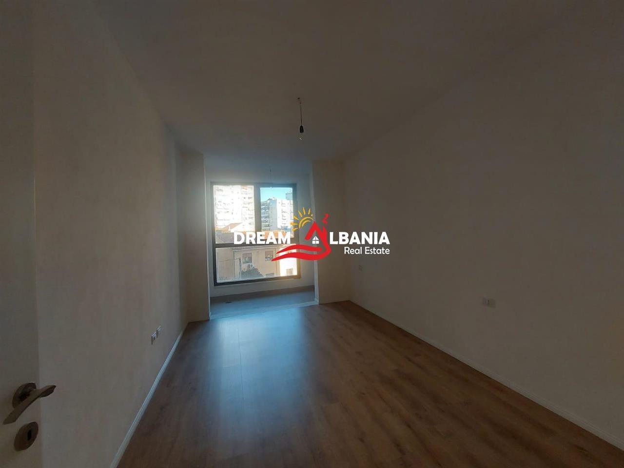 Office with Balcony in Ish-Fushes near Aviacionit Area (4211967)