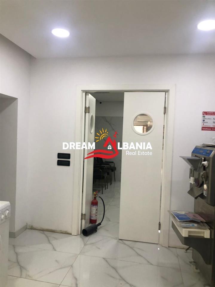 Ambiente commerciale in affitto nella zona di Myslym Shyrit vicino a Bulevardi Gjergj Fishta