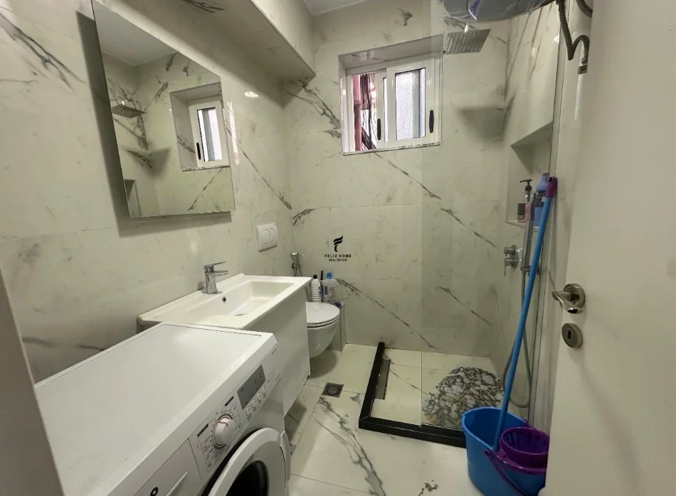 Tirane, affitto appartamento 2+1 Piano 2, 85 m² 800 € (BLLOKU)