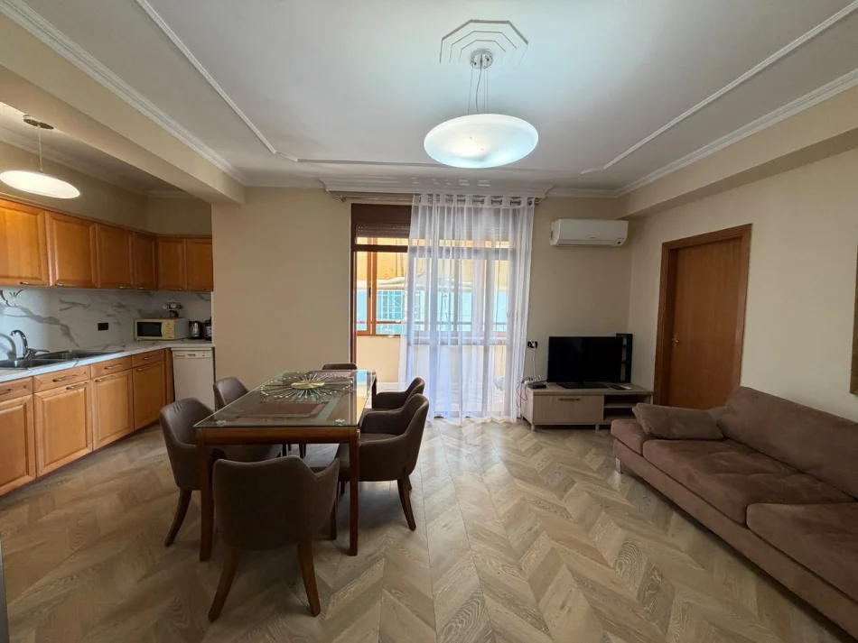 Tirane, jepet me qera apartament 4+1 Kati 8, 140 m² 1.000 € (ISH Ekspozita)