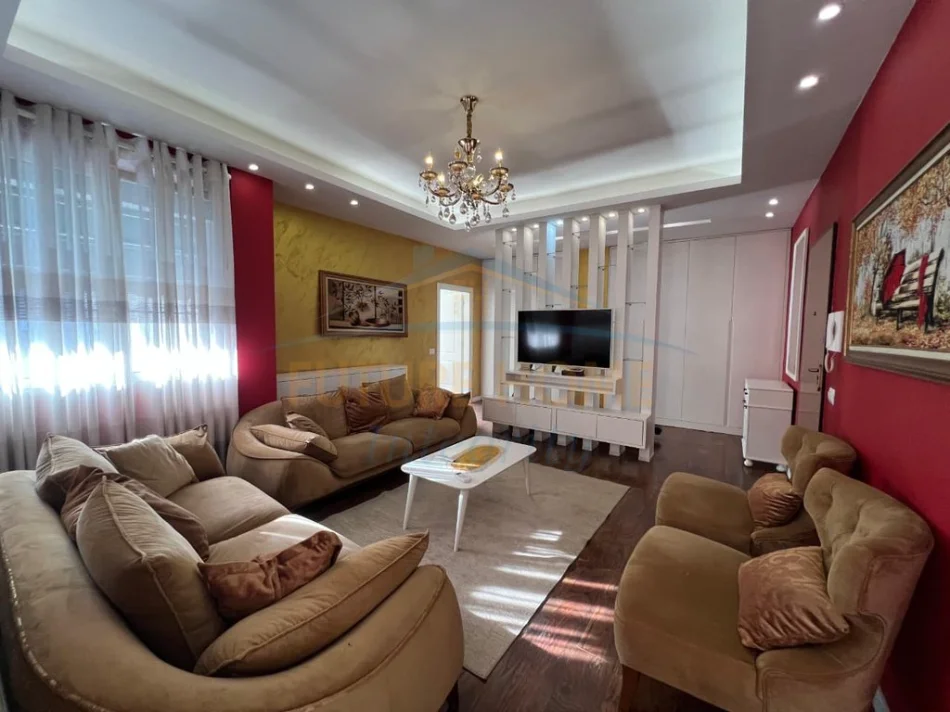 Tirana, Rent a 1+1 Apartment with Veranda, 8th Floor, 65 m², 550 € (Ish Dogana)