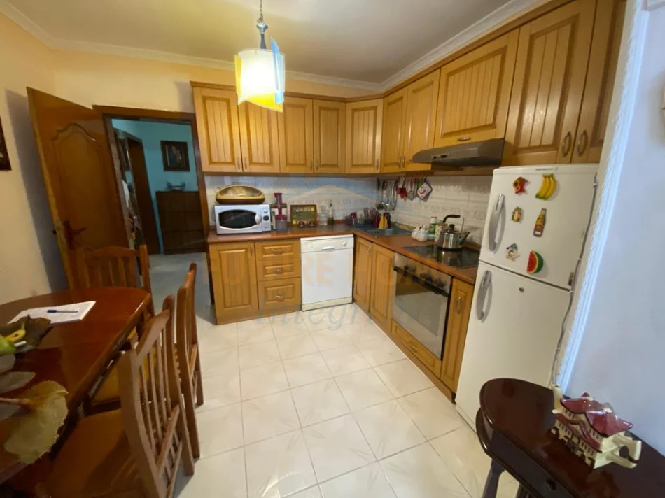 Tirane, affitto appartamento 2+1, Piano 1, 85 m² 600 € (Via Elbasanit)