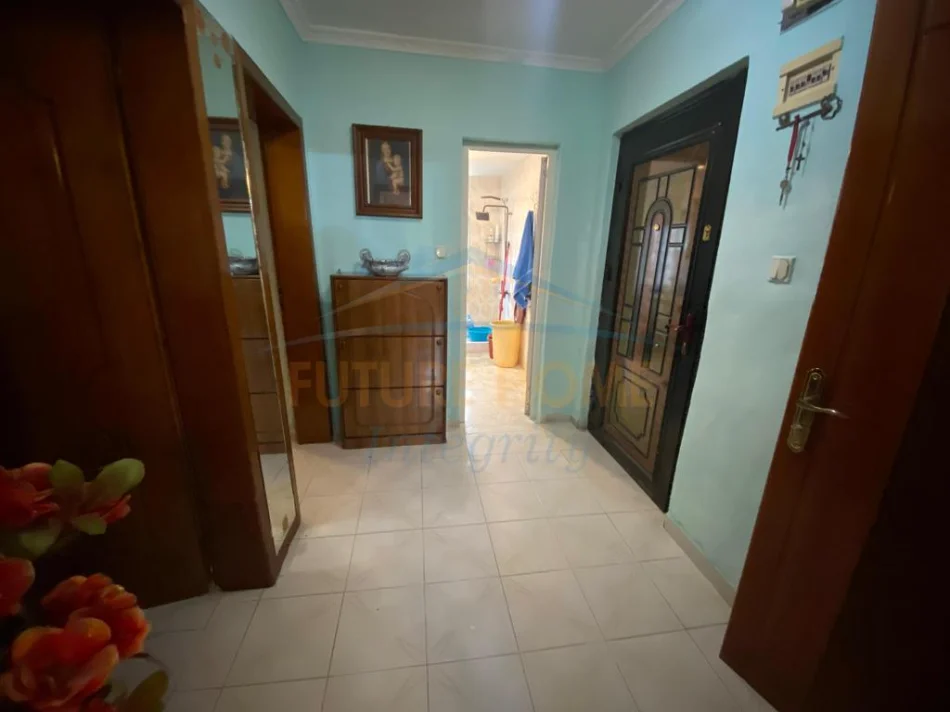Tirane, affitto appartamento 2+1, Piano 1, 85 m² 600 € (Via Elbasanit)