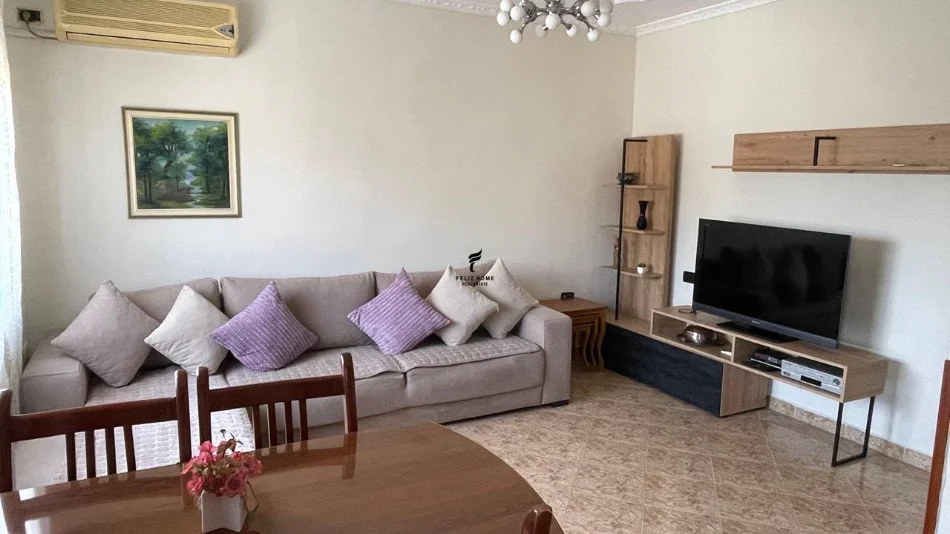 Tirane, affitto appartamento 1+1 al quinto piano, 60 m², 450 € (PORCELLANA)