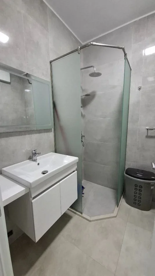 Tirane, affitto appartamento 1+1 al sesto piano, 60 m², 600 € (RRUGA E KAVAJES)