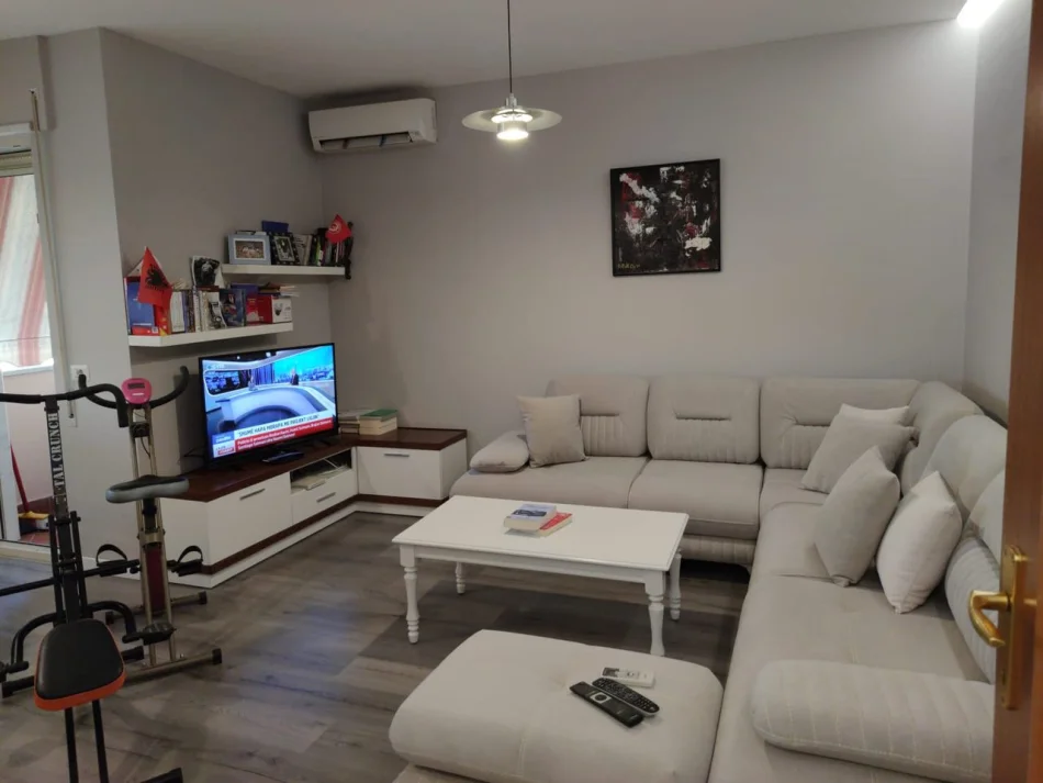 Tirane, Apartment 1+1 for Rent, 4th Floor, 70 m², €650 (Kristal Center)