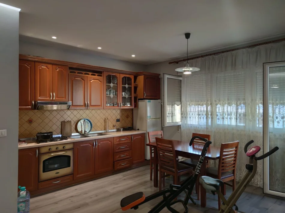 Tirane, Apartment 1+1 for Rent, 4th Floor, 70 m², €650 (Kristal Center)