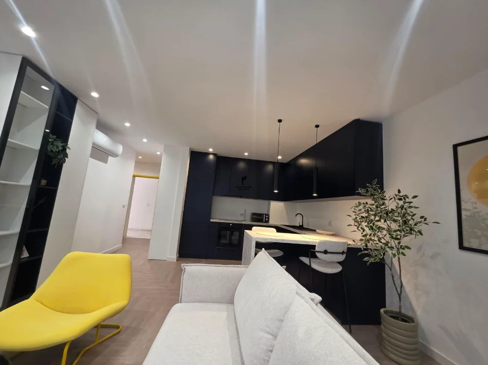Tirana, affitto mensile appartamento 1+1 Piano 1, 75 m² 800 € (CODICE DELL'ANNUNCIO)