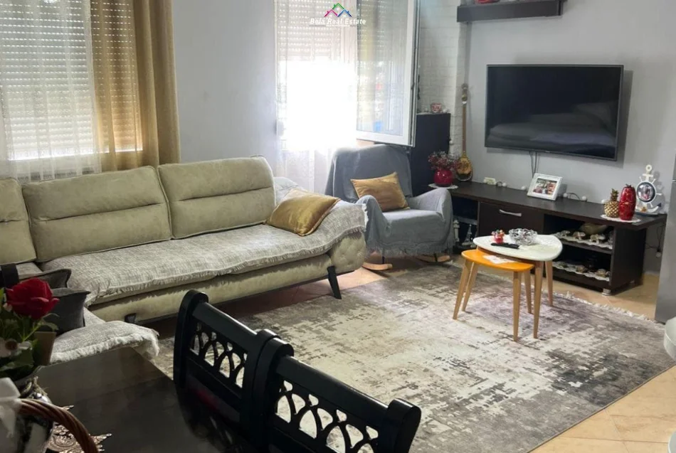 Tirane, affitto appartamento 2+1 Piano 7, 85 m² 480 € (cortile interno)