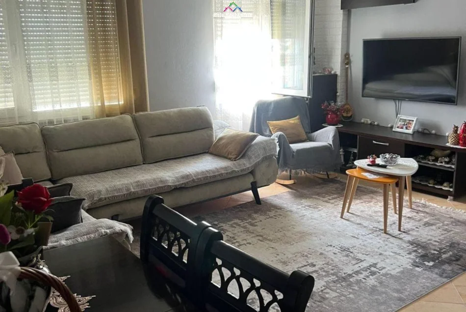 Tirane, affitto appartamento 2+1 Piano 7, 85 m² 480 € (cortile interno)