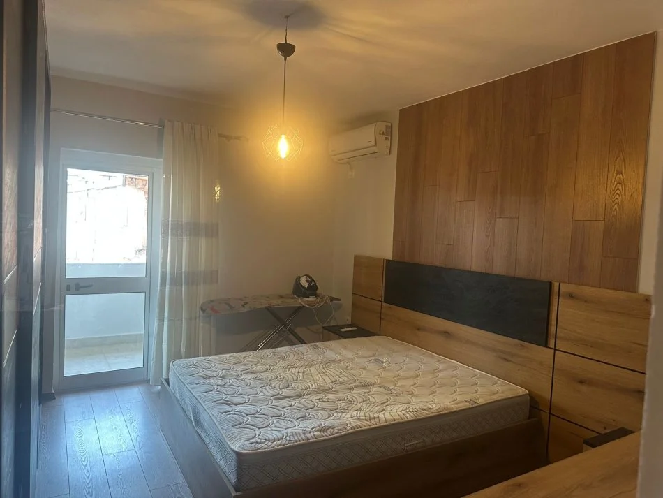 Tirane, affitto appartamento 3+1 Piano 4, 100 m² 800 € (VIA DI DURRES)