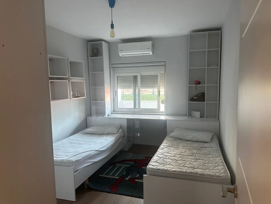 Tirane, affitto appartamento 3+1 Piano 4, 100 m² 800 € (VIA DI DURRES)