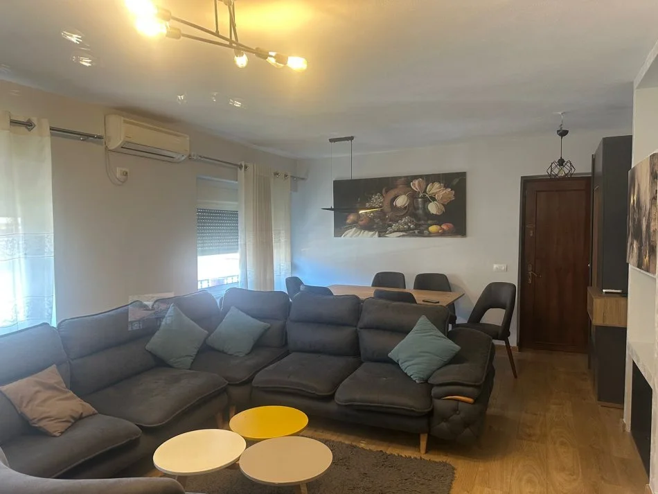 Tirane, affitto appartamento 3+1 Piano 4, 100 m² 800 € (VIA DI DURRES)