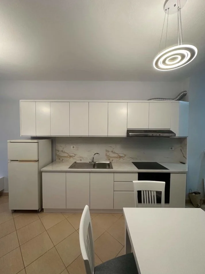 Tirana, affitto appartamento 2+1 Piano 3, 75 m² 450 € (ASTIR)