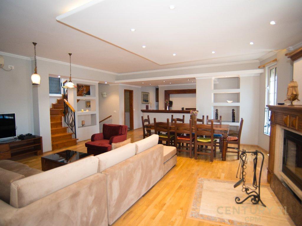 PËR QIRA DUPLEX ESCLUSIVO CON TERRAZZA PRIVATA, PIAZZA – NEL CENTRO