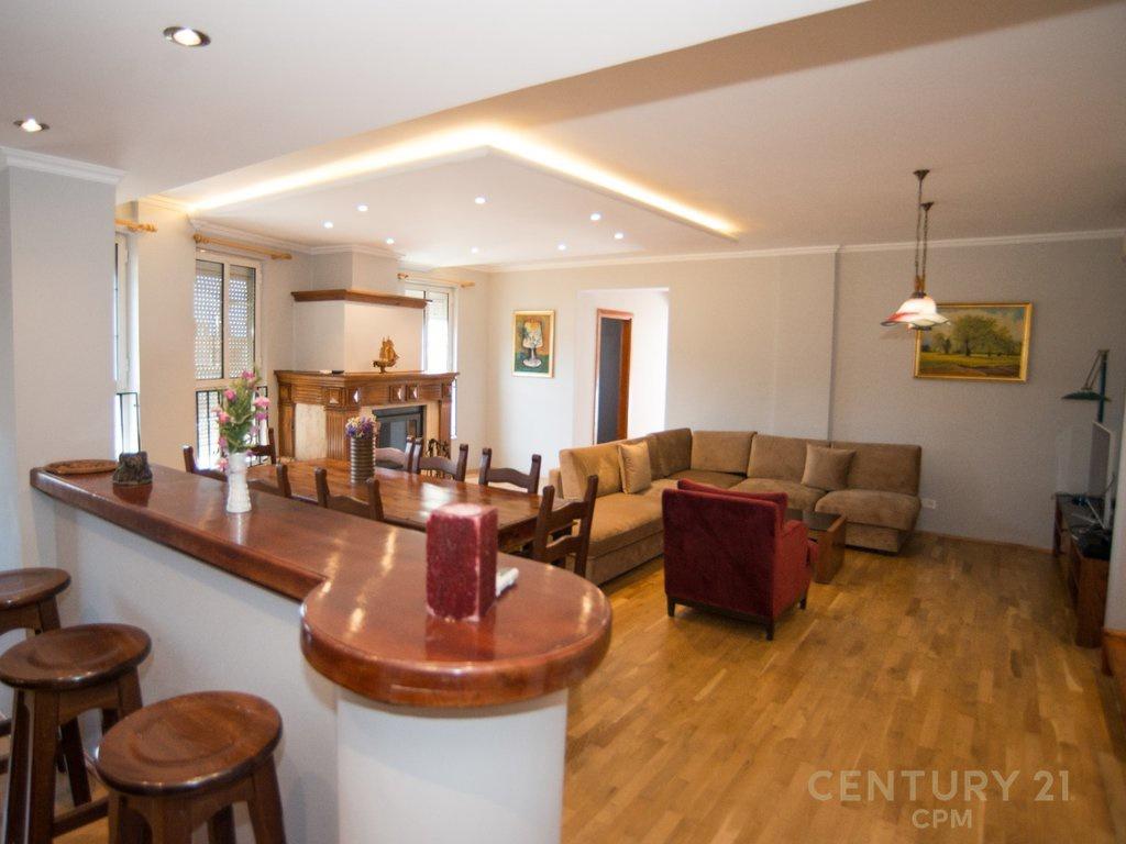 PËR QIRA DUPLEX ESCLUSIVO CON TERRAZZA PRIVATA, PIAZZA – NEL CENTRO